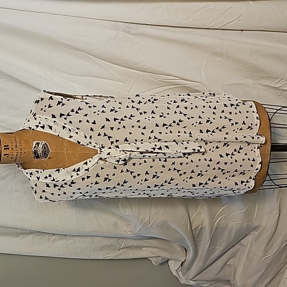 Ember Tops - Womans Shear Sleeveless Top by Ember. Bird print. Size Large. Tie Collar.